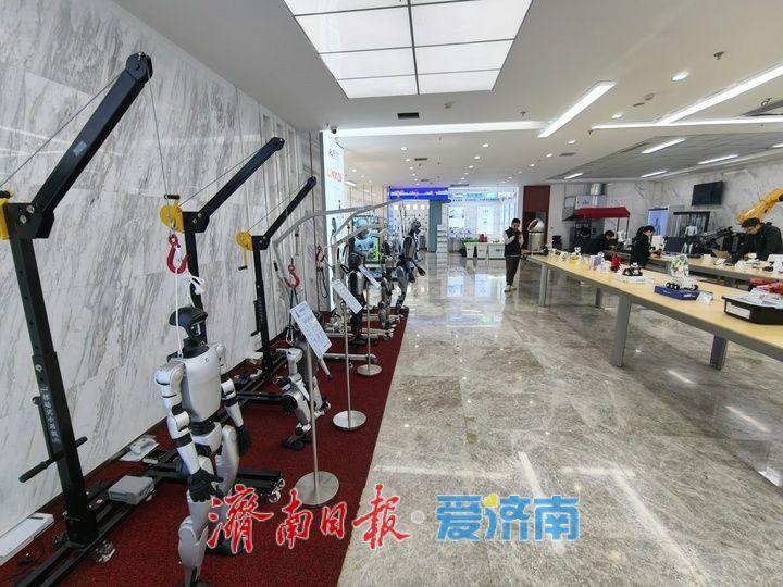 机器人6S中心热度不减 零距离触摸未来科技魅力