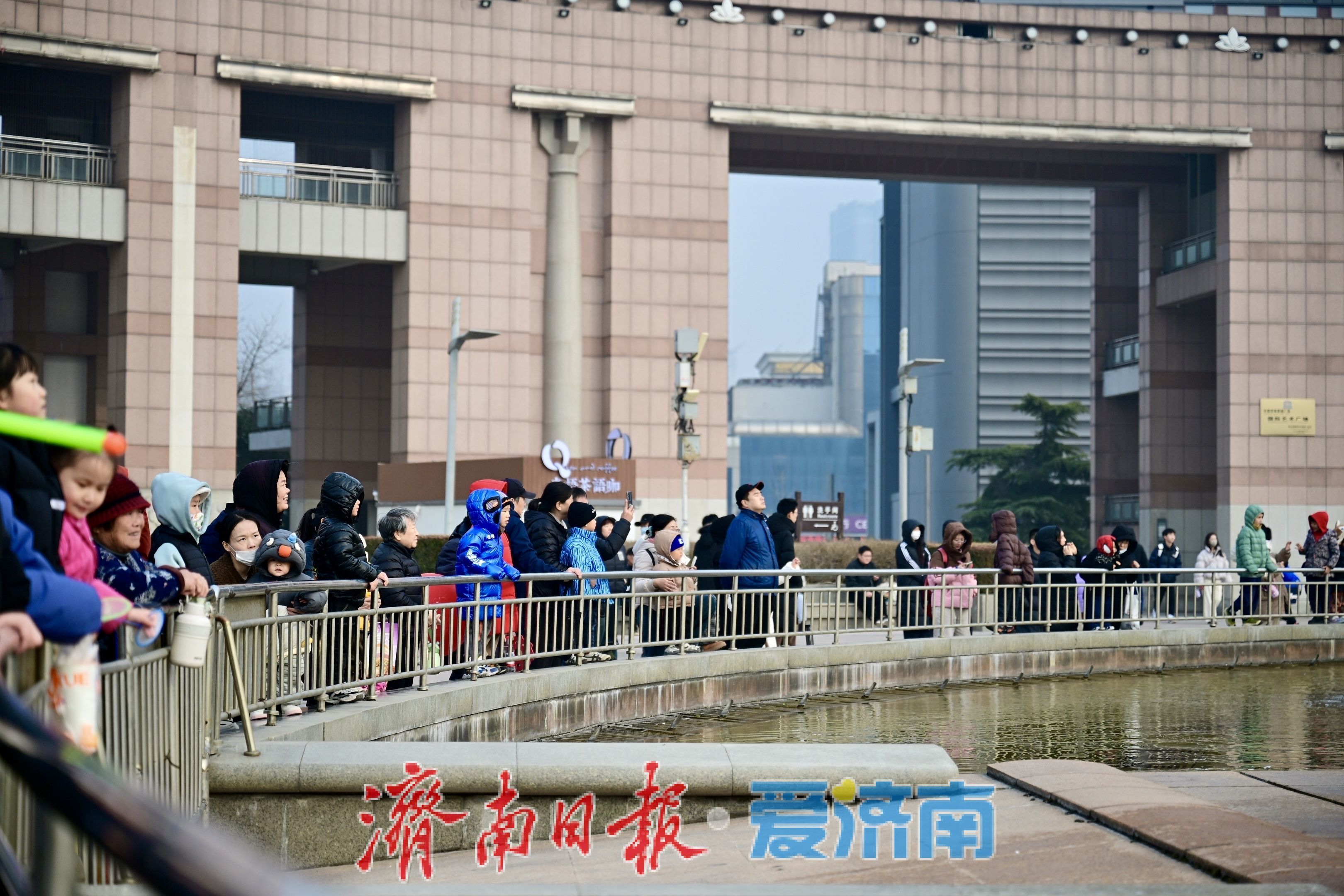 新春临近泉城暖 泉城广场喷泉引市民午后“打卡潮”