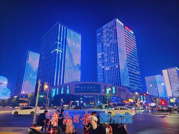 济南西部灯光秀点亮泉城璀璨夜空