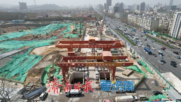 济南轨交4号线千佛山站后期装修、机电安装、铺轨进行中