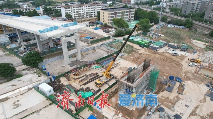 腊山河西路北延持续推进 南段部分钢箱梁已经吊装到位