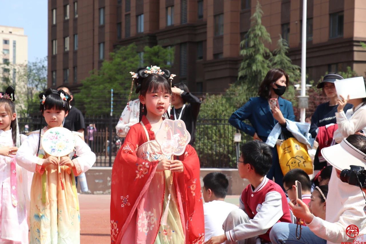 悠悠霓裳 华夏风雅——济南高新区东城逸家小学举办首届“传承华夏 弘扬文明”中国华服日活动