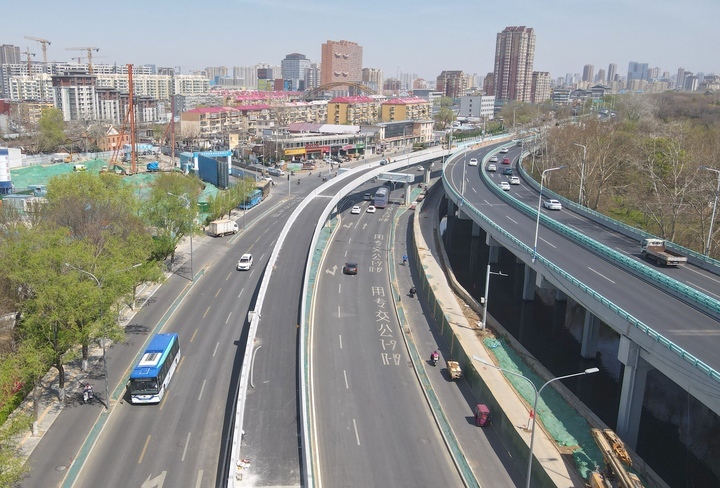 更进一步，济南顺河高架路经一路新建匝道开装隔音声屏障