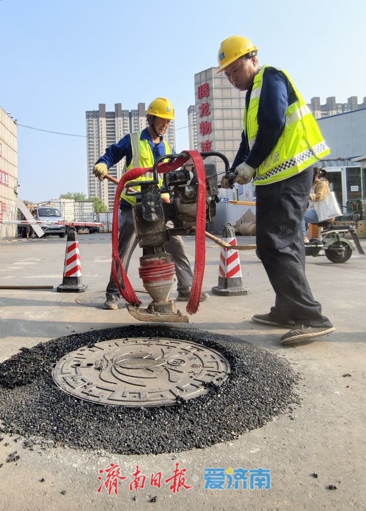 更换老旧井盖 筑牢市民出行安全防线