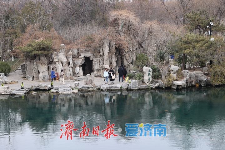 初春五龙潭美景引游人