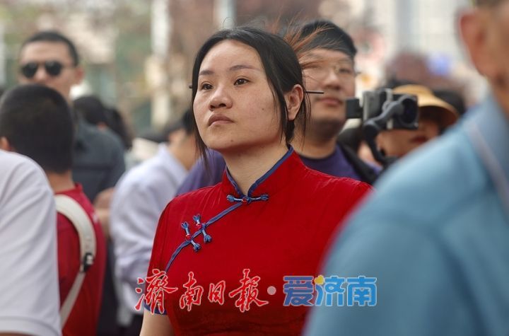 考场内笔锋驰骋 考场外爱意“陪烤”