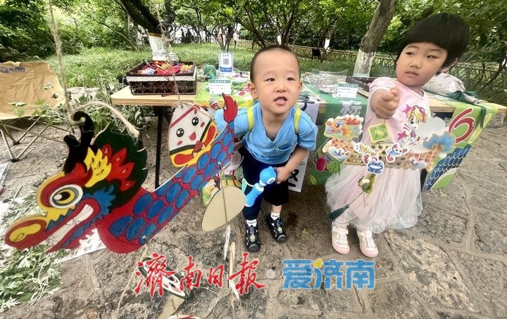 小长假首日 五龙潭公园端午市集热闹非凡