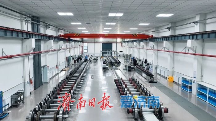 新质生产力在车间：当机器人开始“修火车”