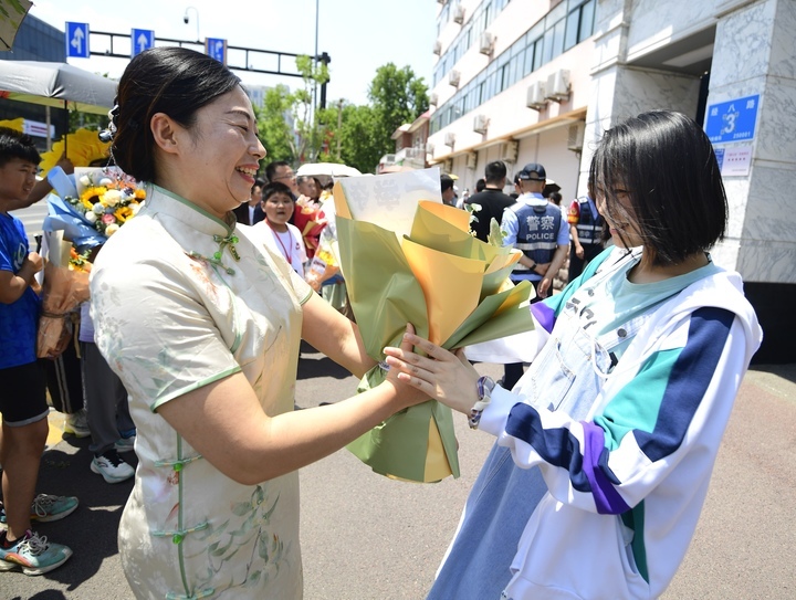 高考最后一天，花式“显眼包”迎接考生