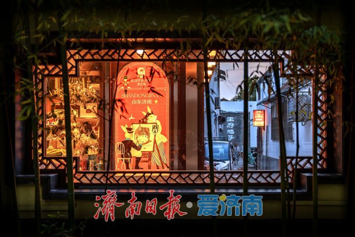 一年四季 泉在济南丨西更道街夜晚雕窗烛影，展现济南泉韵魅力