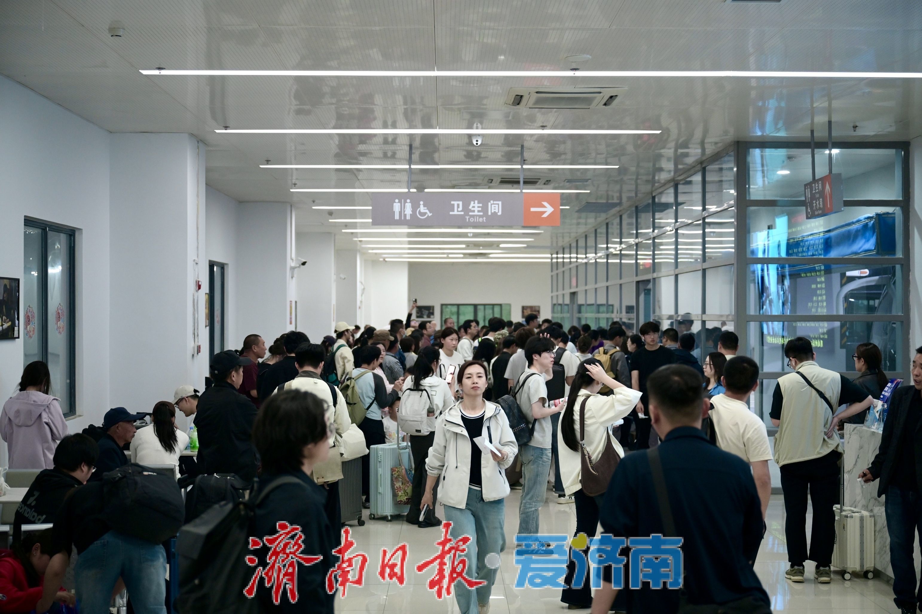 济南广场汽车站新址迎首个“五一”大客流考验 公铁无缝衔接枢纽效能初显