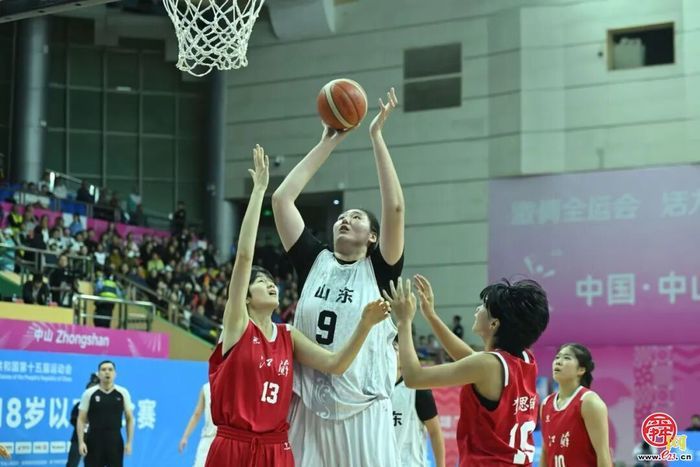 全运首秀即登顶！济南新星张子宇领衔山东U18女篮强势夺金