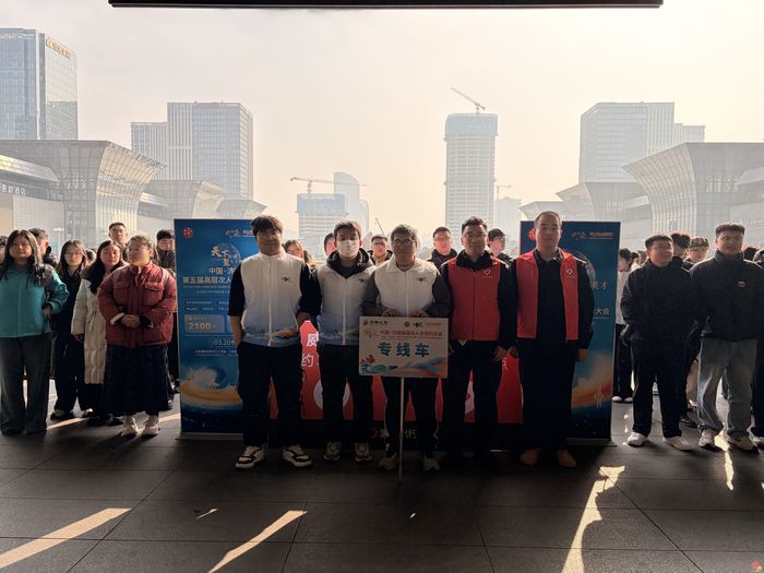 公交志愿护航 助力人才盛会