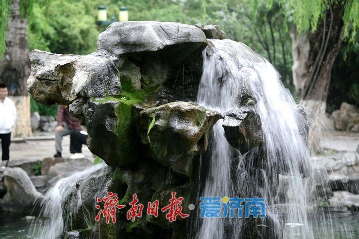 泉水欢歌迎国庆假期收官，“月牙飞瀑”引游客叹为观止