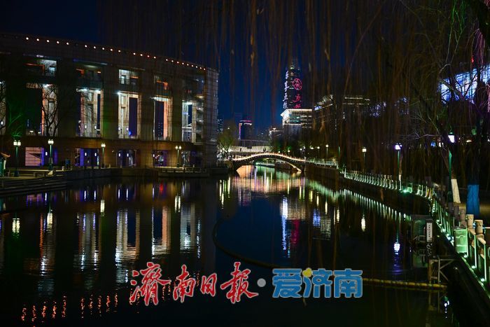 环城公园迎春花灯点亮护城河畔 夜色中黑虎泉更添韵致