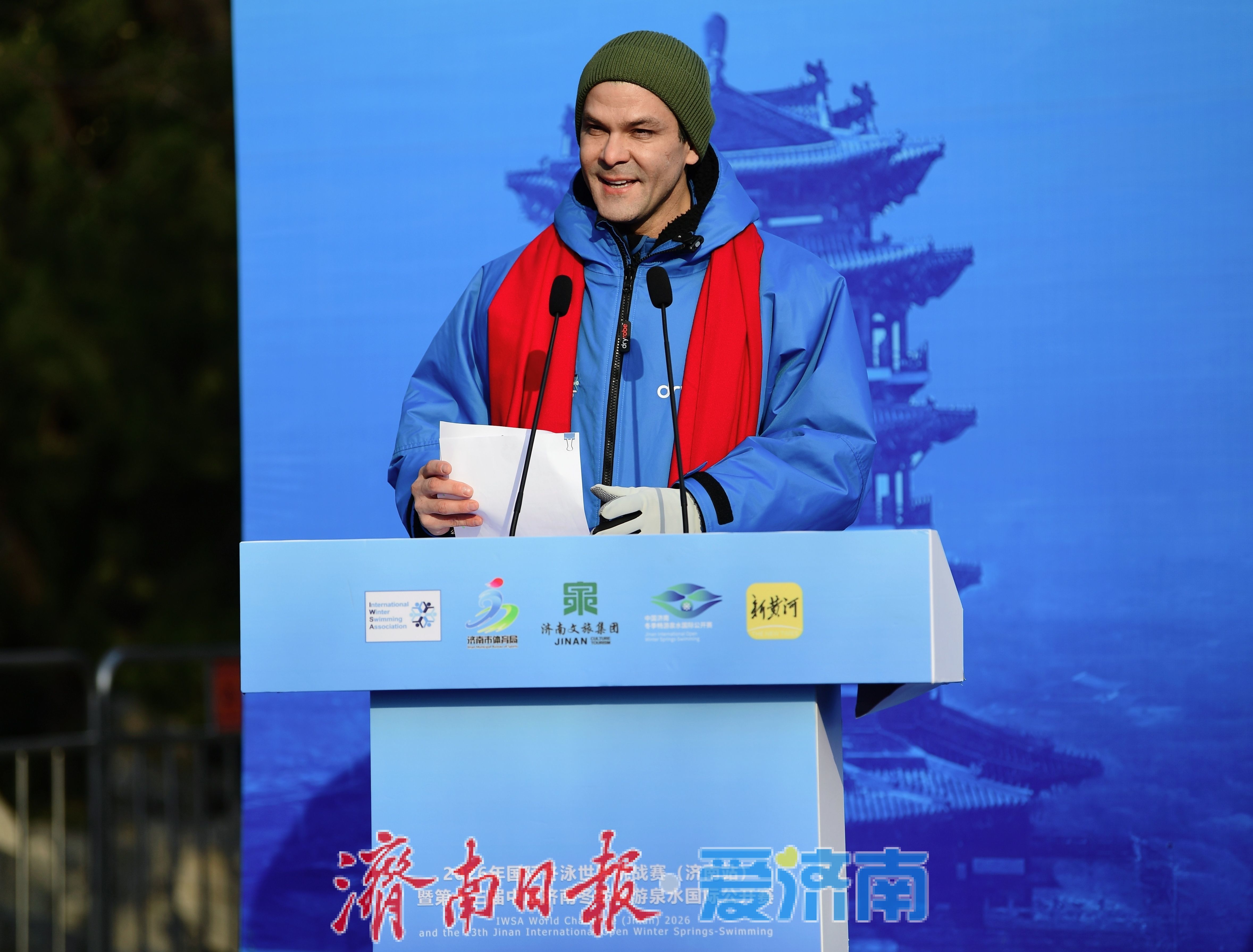 千名冬泳爱好者竞逐大明湖 第十三届中国济南冬季畅游泉水国际公开赛启幕