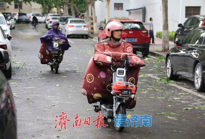 昨日济南市莱芜区突降冰雹 部分小区车辆受损