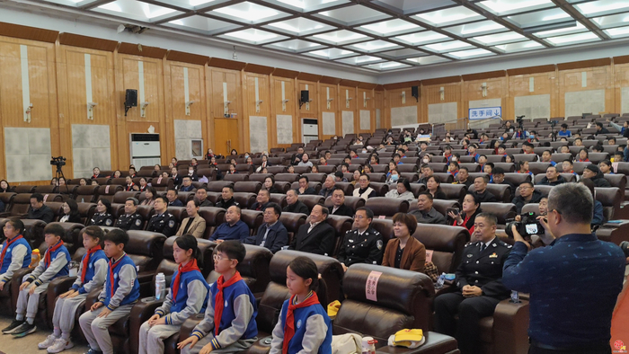 济南市市中少年原创舞台剧点亮“全国交通安全日”