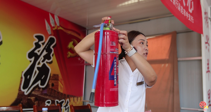 政企联动送清凉 情暖一线“城市美容师”