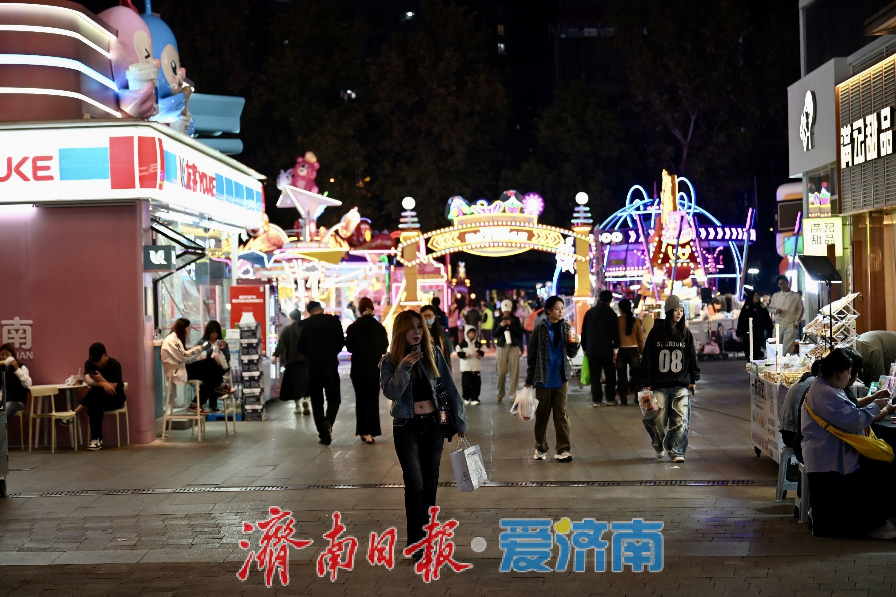 灯火璀璨烟火浓 洪楼夜市点亮泉城夜经济