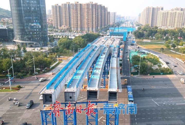 济南凤凰黄河大桥南延工程钢箱梁开始上跨经十路