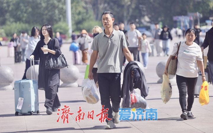 国庆假期尾声，济南火车站广场归客如织