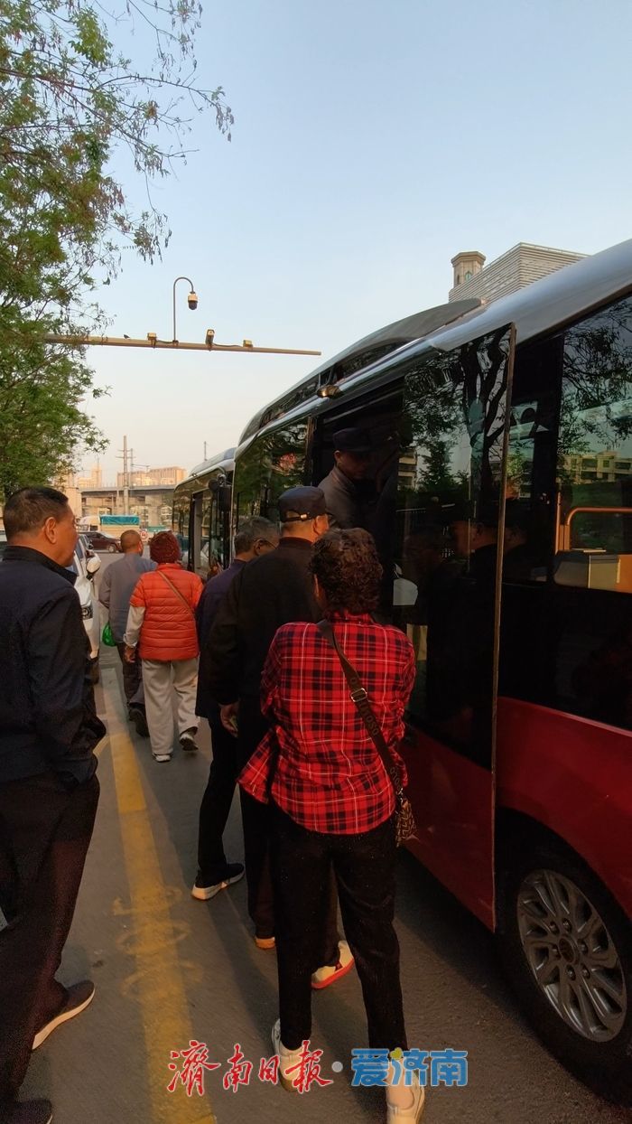 串联两条地铁线路，填补街巷公交空白 小巷公交588路精准服务老城居民出行