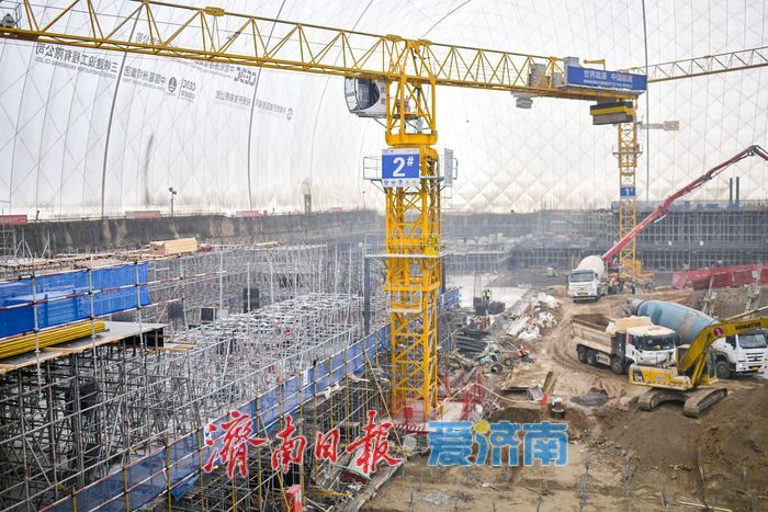 洪楼1905项目基坑气膜内日夜抢工