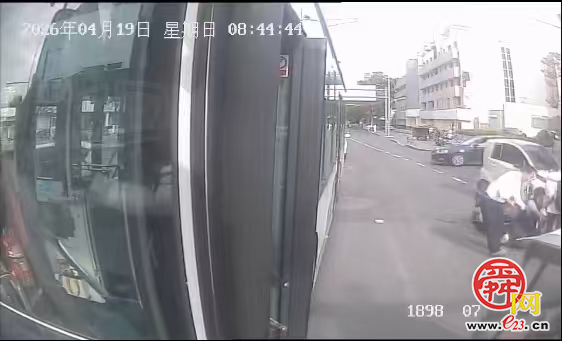 两电动车发生碰撞摔倒 济南公交司机伸援手相助
