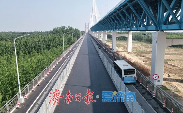 项目强省会｜济南黄河大桥老桥中间两车道沥青摊铺完成，预计本月底结束第二阶段施工