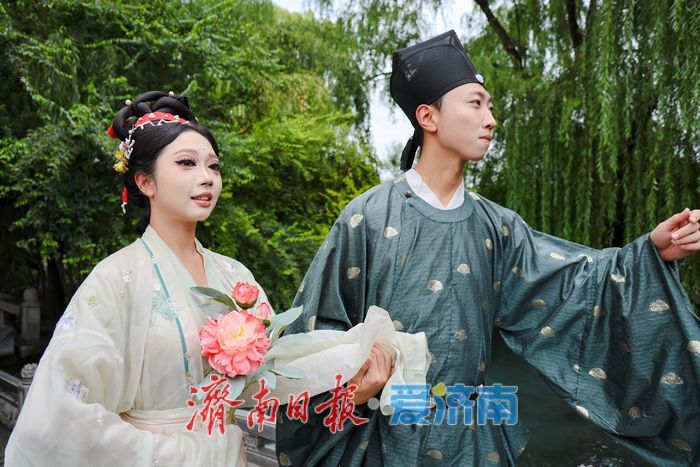 “泉炬”燃情 百泉共涌 2025济南国际泉水节“泉炬”传递活动章丘站接棒