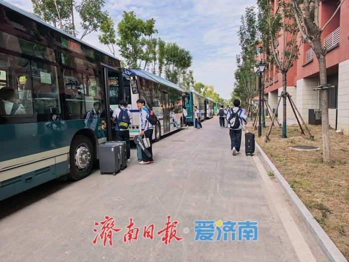 破解学生上学出行难题 定制公交“暖心”守护学子求学路