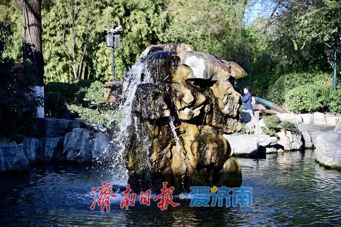 冬阳染泉色 五龙潭月牙泉静美醉游人