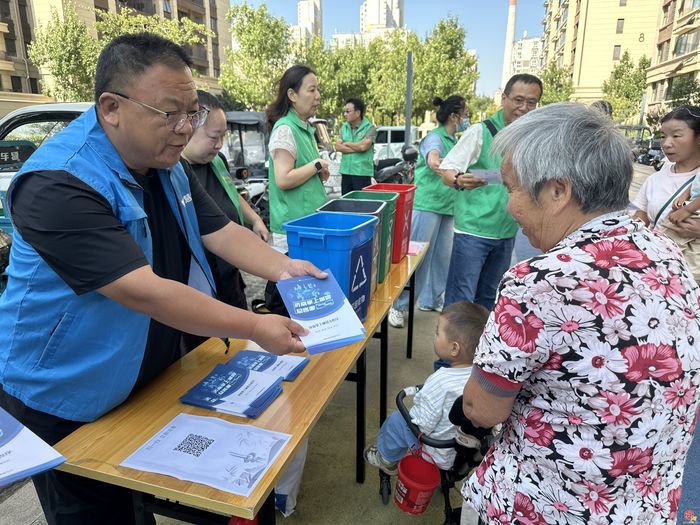 一对一教用“掌上城管”，趣味游戏学垃圾分类——市智慧城管中心深入济齐路社区