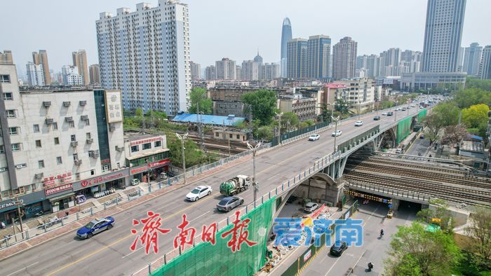 探访济南纬二路天桥改造现场，工程稳步推进，施工有序开展