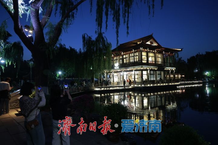 五龙潭夜游升温 泉水夜景引客来