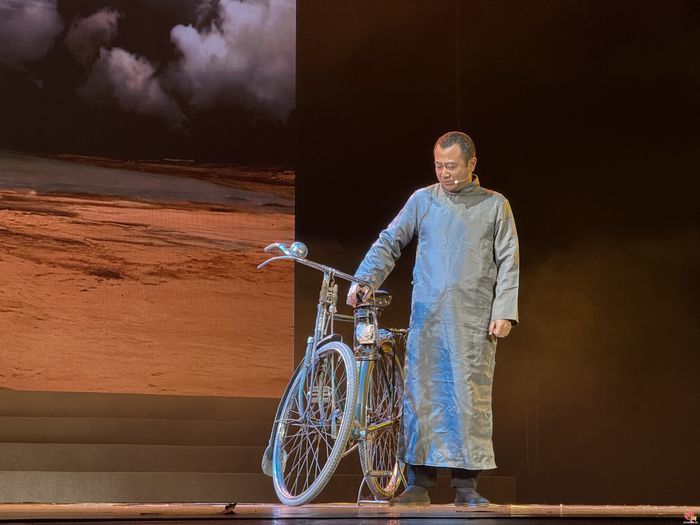 以艺术之力铸魂育人，爱国主义思政舞台剧《城·光》济南首演