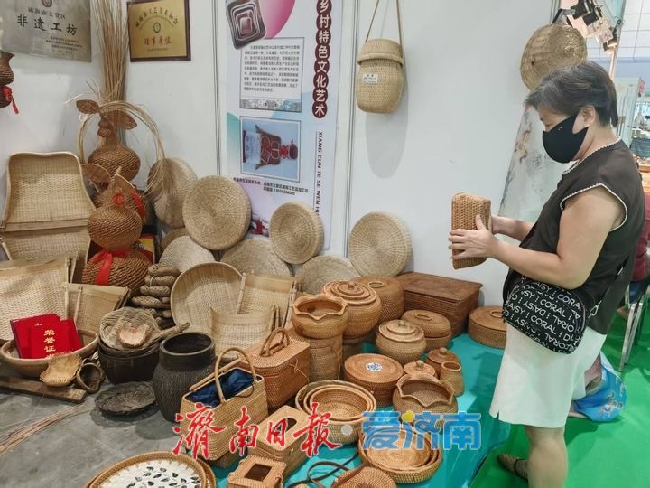 草柳诉传承 文登草柳编亮相“泉・茶”国际文化艺术周