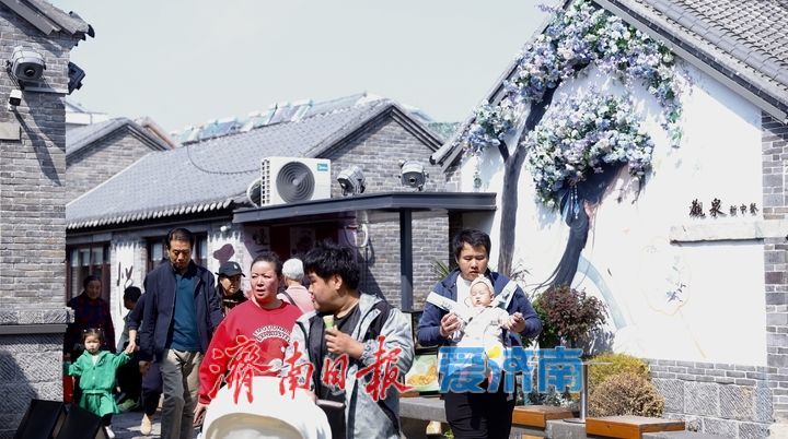 济南明府城游人如织 预热清明假期