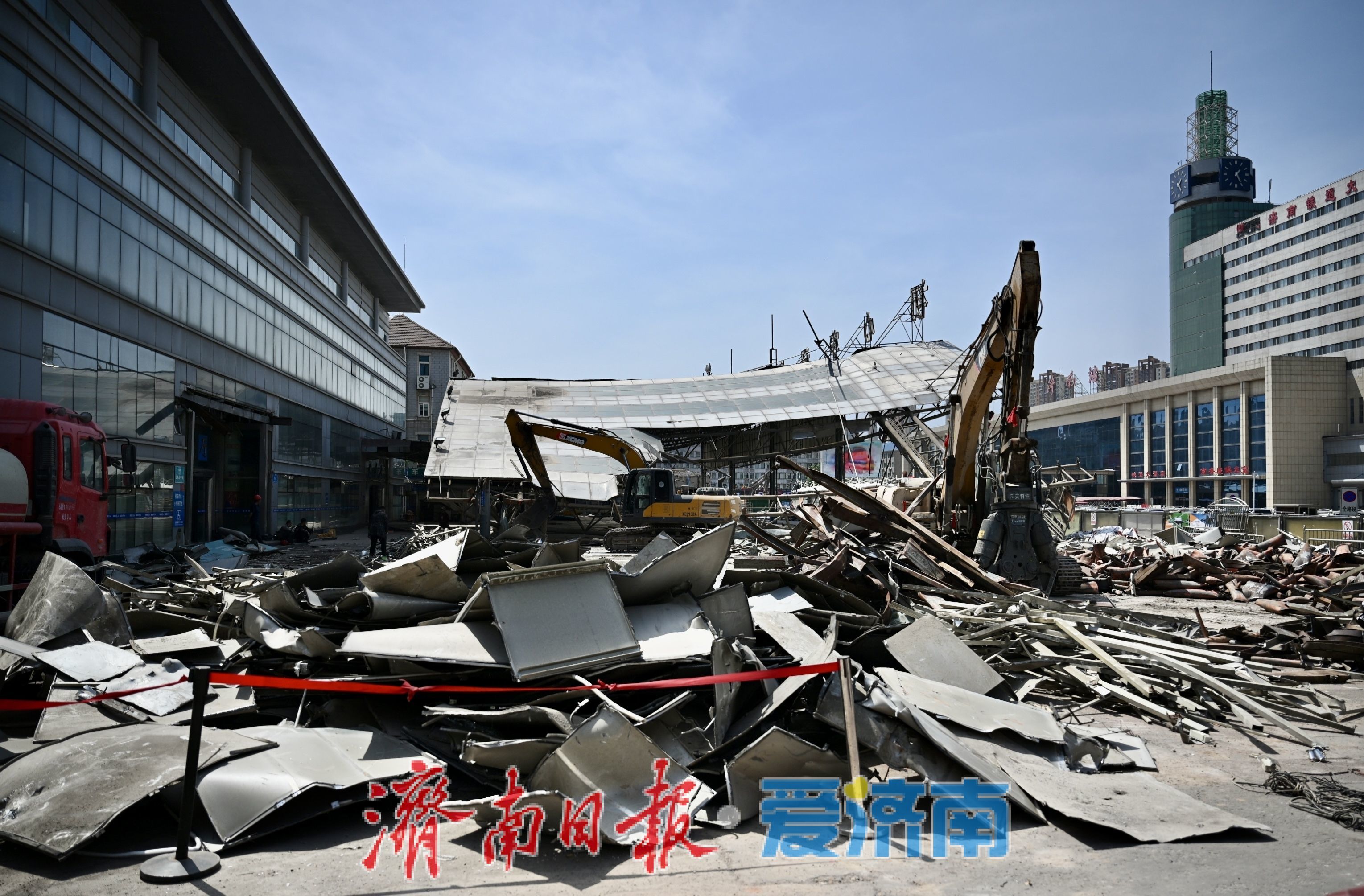 济南广场汽车站拆除施工全面展开，原发车区顶棚正在拆除