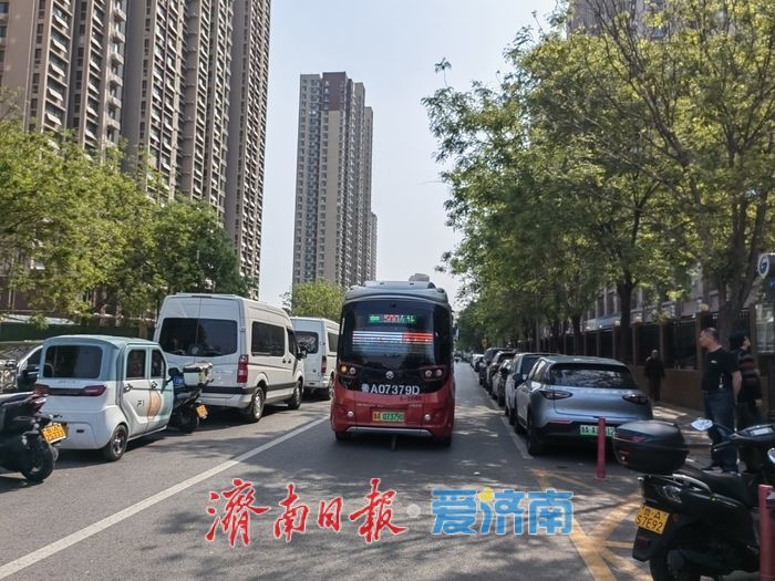 串联两条地铁线路，填补街巷公交空白 小巷公交588路精准服务老城居民出行