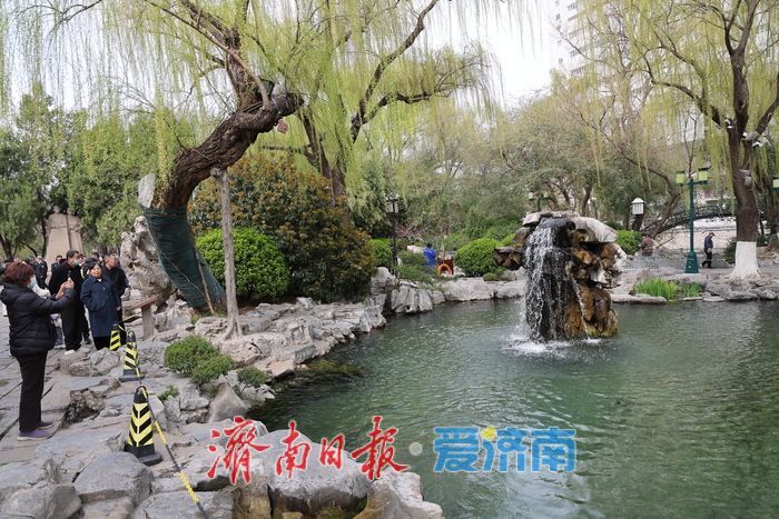 月牙泉持续喷涌200余天“月牙飞瀑” 醉游人