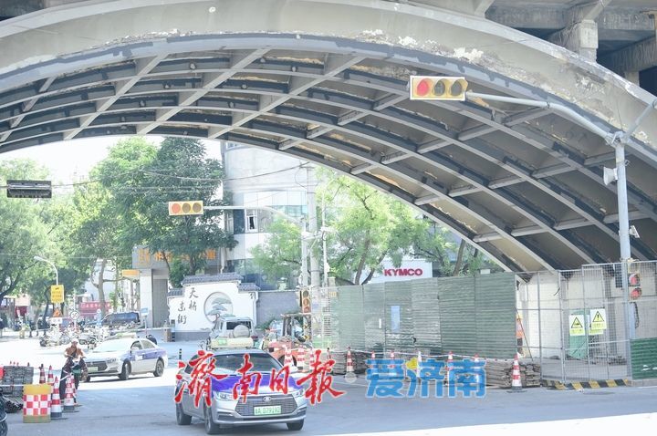 多处拱洞拆除脚手架，纬二路跨铁路天桥桥下空间提质工作加速推进