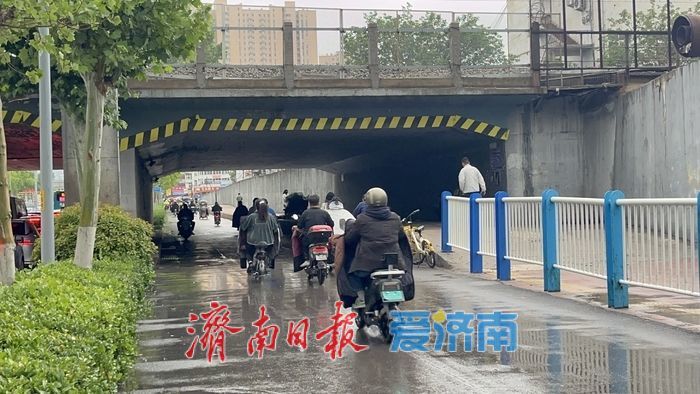 雨后记者探访城区低洼路段：多条主干道路均未出现明显积水，车辆正常通行