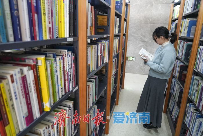 周末阅读“不打烊”，图书馆里书香浓