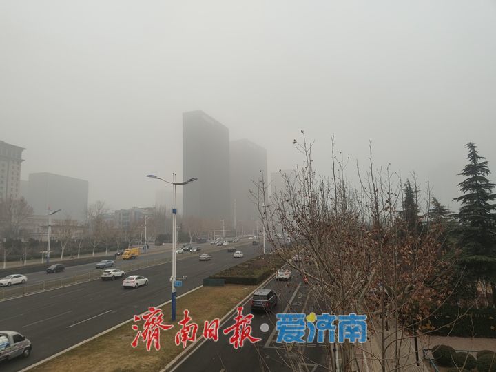 雾锁泉城 CBD高楼若隐若现