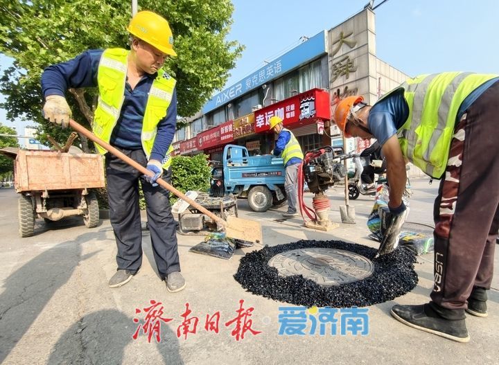 更换老旧井盖 筑牢市民出行安全防线