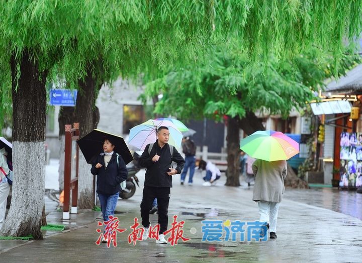 一年四季 泉在济南丨秋雨霏霏润泉城，漫游古巷听雨声
