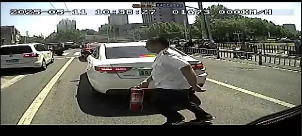 为ta点赞｜路边垃圾桶着火 济南公交司机变身“消防员”紧急救火