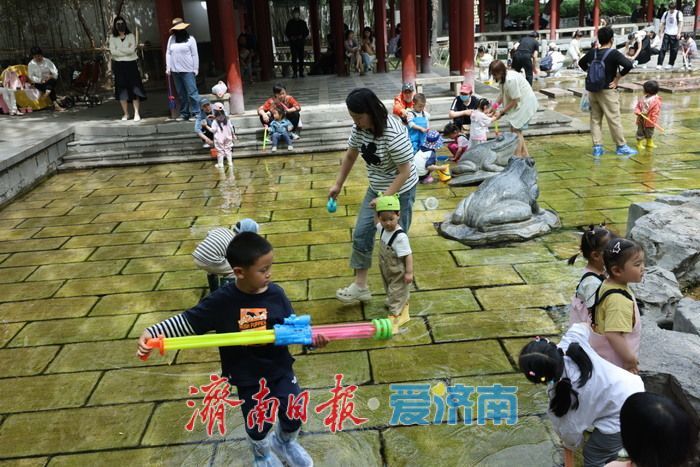 一年四季 泉在济南｜五龙潭公园清泉石上流 市民游客亲水享清凉